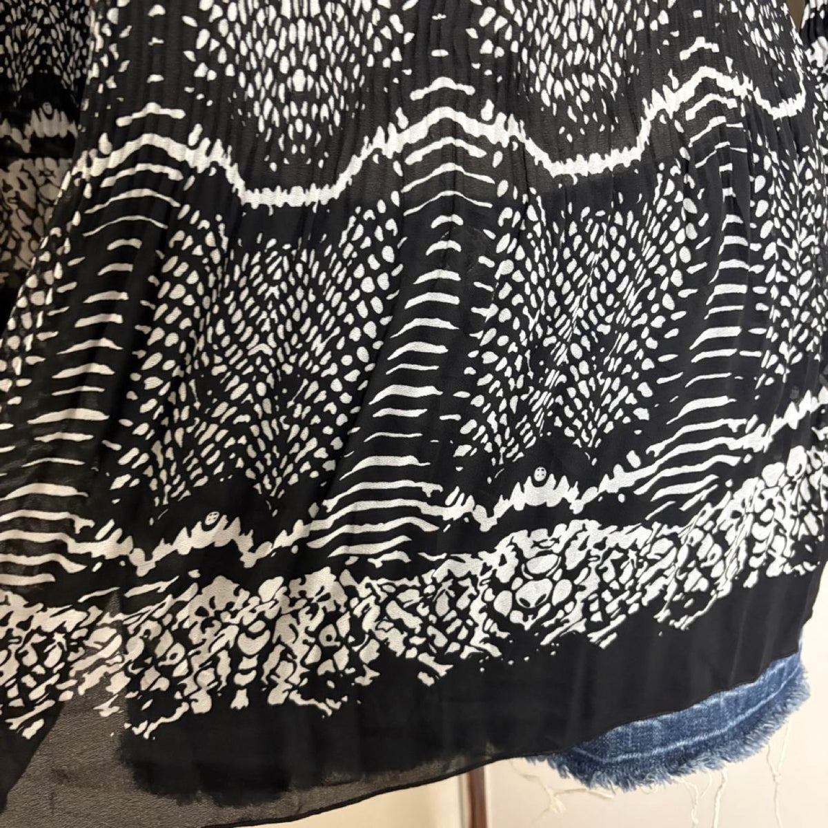 2000s y2k style black white beachy bell sleeve blouse