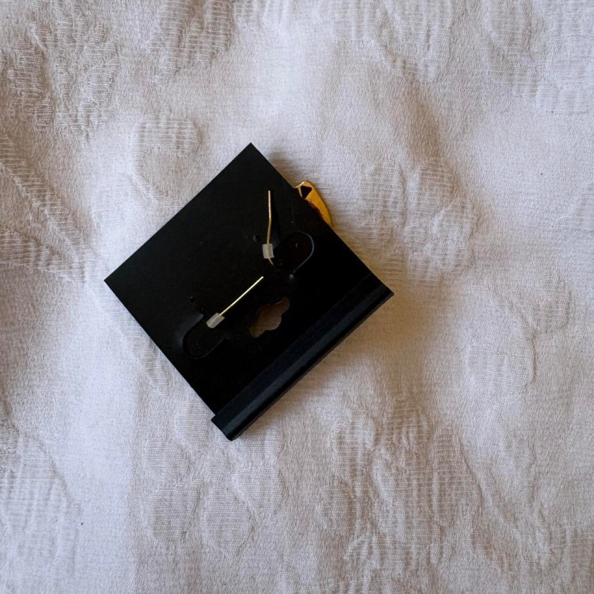 deadstock NWT 2000s y2k gold guess drop pendant earrings