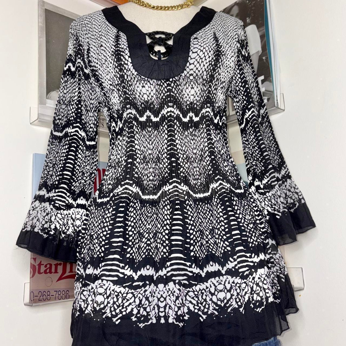 2000s y2k style black white beachy bell sleeve blouse