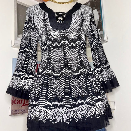 2000s y2k style black white beachy bell sleeve blouse