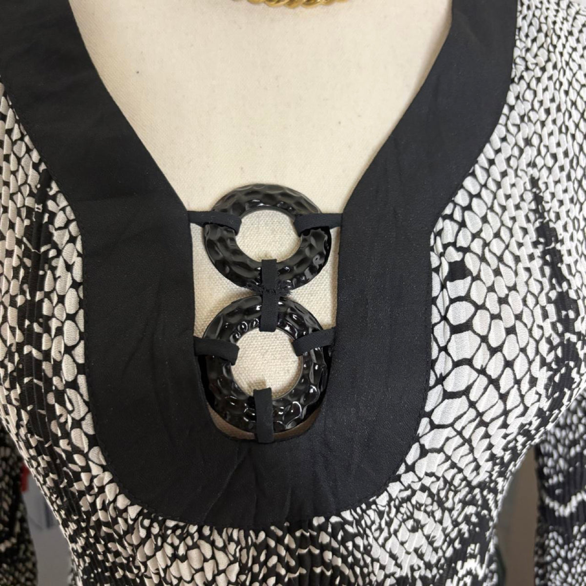 2000s y2k style black white beachy bell sleeve blouse