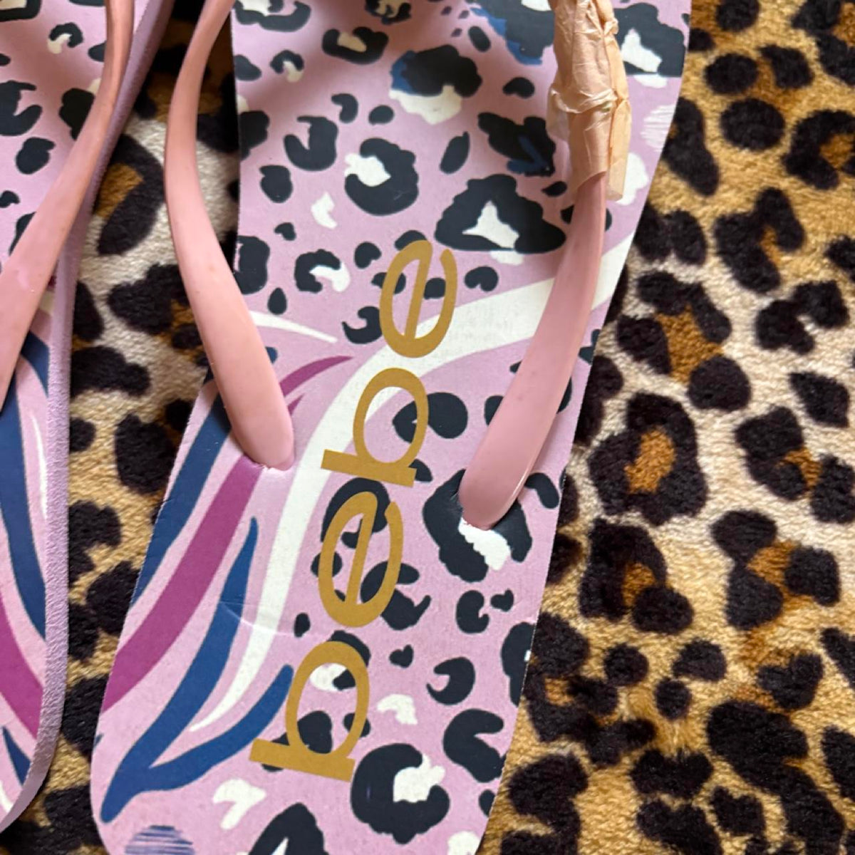 deadstock NWT 2000s mcbling style pink leopard print bebe thongs