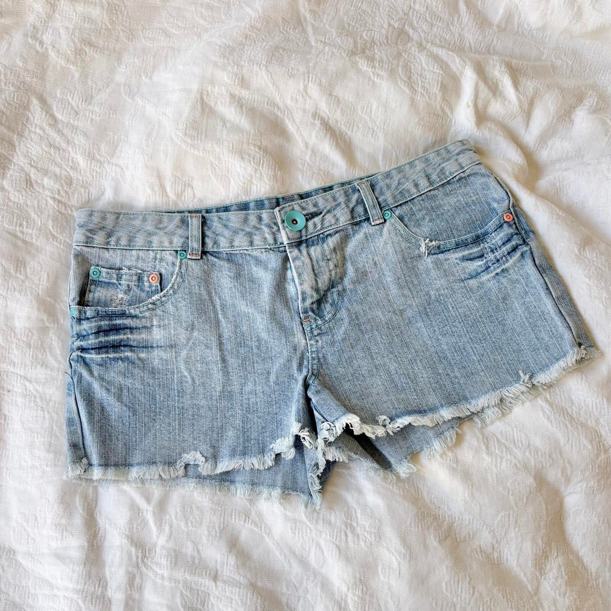 2000s y2k style light wash denim shorts