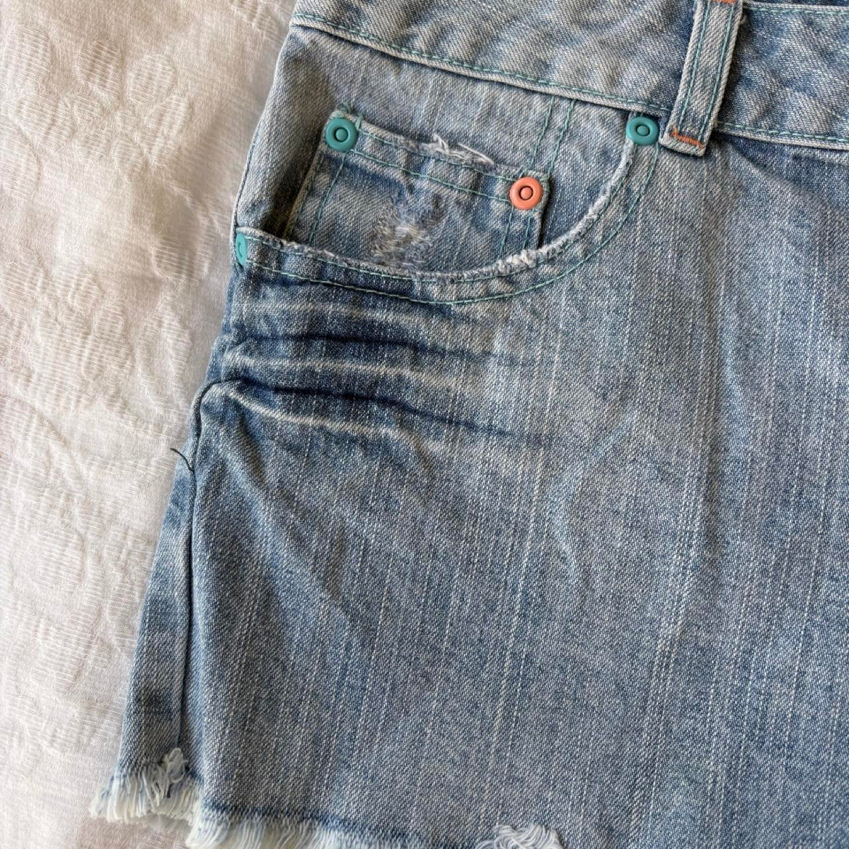 2000s y2k style light wash denim shorts