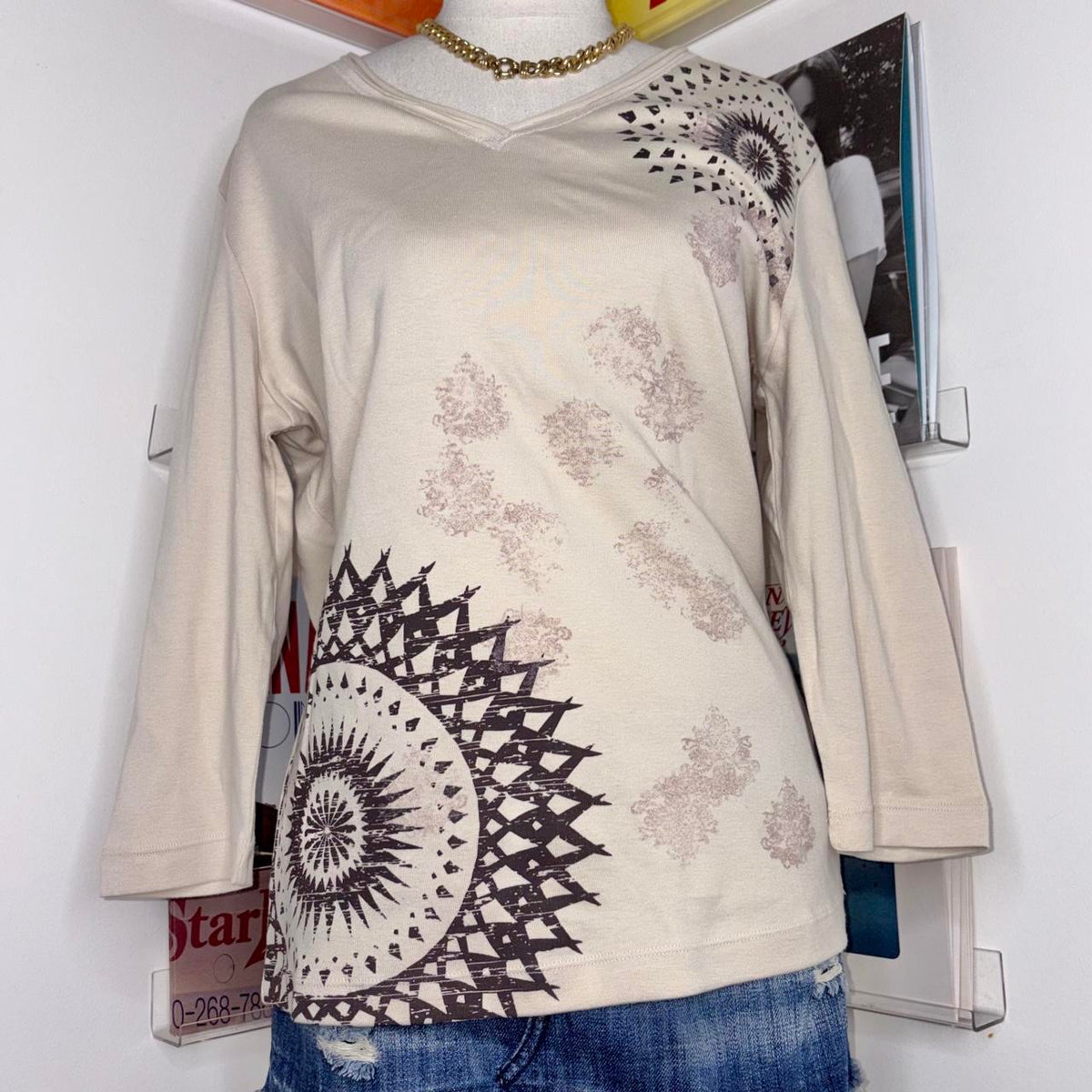 deadstock NWOT 2000s y2k beige abstract graphic tee