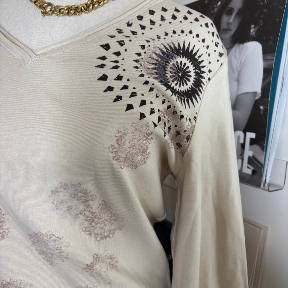 deadstock NWOT 2000s y2k beige abstract graphic tee