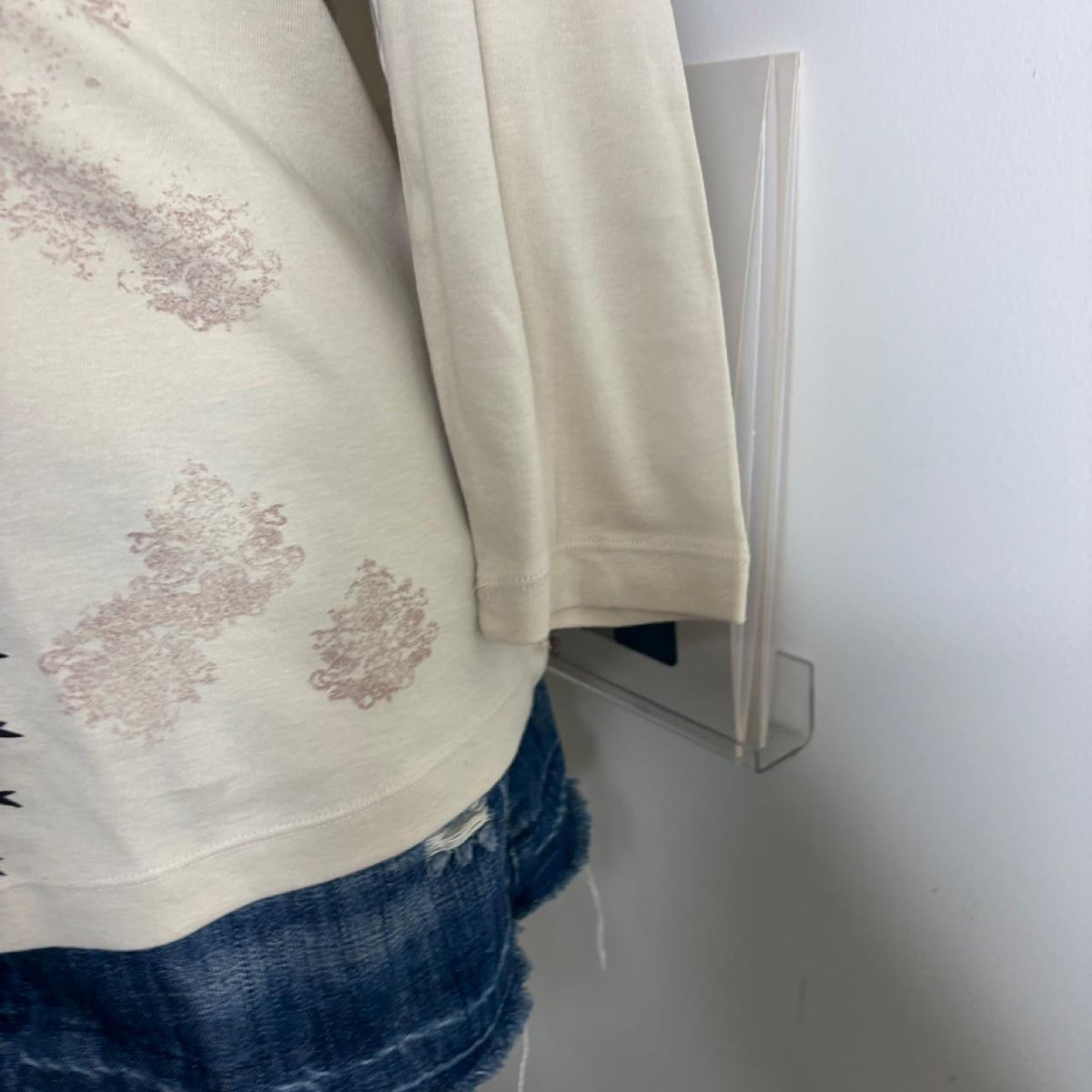deadstock NWOT 2000s y2k beige abstract graphic tee